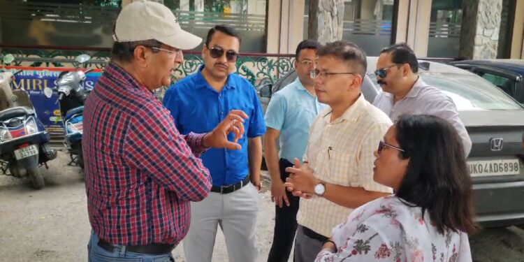 पुराने वृक्षों को किया जाएगा शिफ्ट, टीम ने किया सर्वे