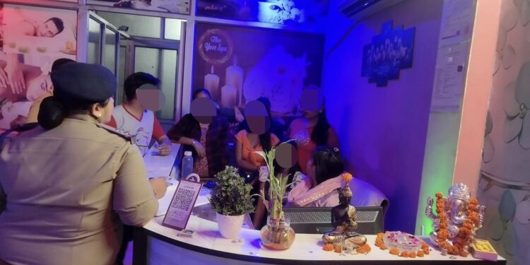 स्पा सेंटरों पर पुलिस की छापेमारी, 10-10 हज़ार के चालान