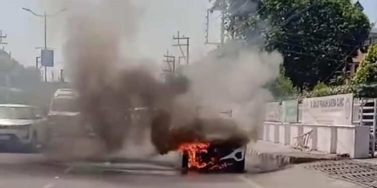 चलती कार में लगी आग, जांच में जुटी पुलिस