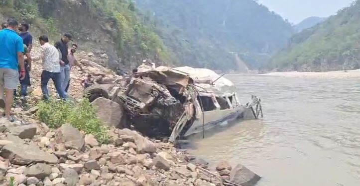 वाहन खाई में गिरने से 12 की मौत, गृह मंत्री और मुख्यमंत्री ने जताया दुःख