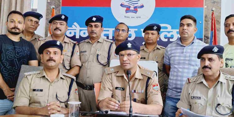 पुलिस के हत्थे चढ़े शातिर चोर, चुराए गए आभूषण और नगदी बरामद