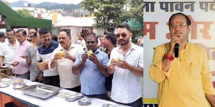 आम पार्टी के बहाने कहीं सियासी जमीन की तलाश में तो नहीं नेताजी