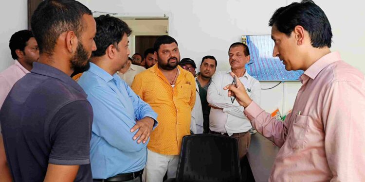 फिटनेस सेंटर में आयुक्त दीपक रावत के छापे से मचा हड़कंप, आरटीओ को चैकिंग के निर्देश
