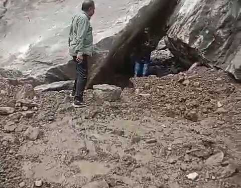 भूस्खलन होने से सड़क बंद, वीडियो