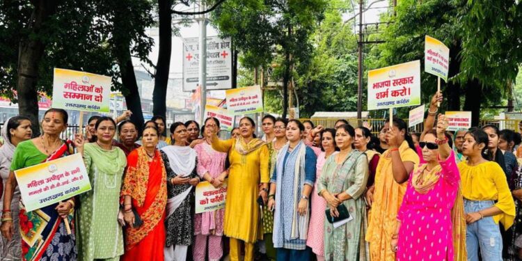 महिला कांग्रेस का विरोध प्रदर्शन, दुष्कर्म के आरोपी भाजपा नेता की गिरफ्तारी की मांग