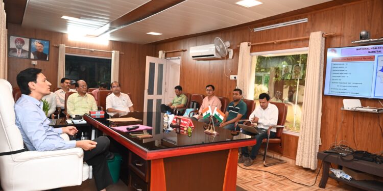 NHM समीक्षा बैठक: आयुक्त दीपक रावत ने दिए निजी अस्पतालों की जांच के आदेश