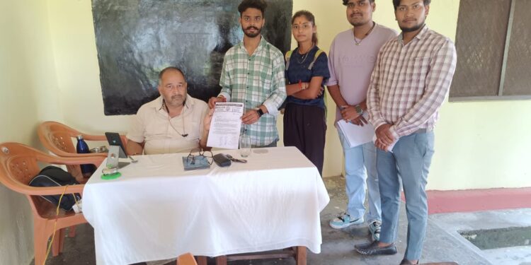 गौलापार डिग्री कॉलेज की प्राध्यापिका पर रिश्वत मांगने का आरोप, छात्रों ने किया विरोध