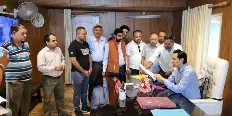 दमुवाढूंगा क्षेत्र के नियमितीकरण को लेकर कुमाऊं कमिश्नर से जनप्रतिनिधियों ने की मुलाकात