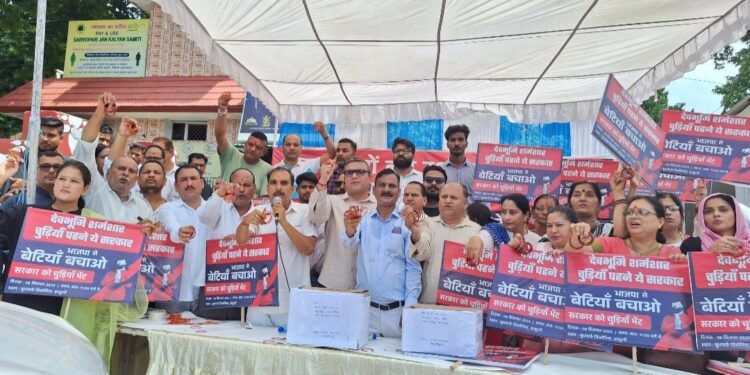 महिला सुरक्षा पर कांग्रेस का आक्रोश, हल्द्वानी में चूड़ियां दिखाकर भाजपा को घेरा