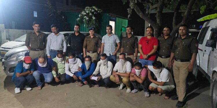 दीपावली से पहले पुलिस का कड़ा एक्शन, दो जुआ अड्डों पर छापेमारी, 16 गिरफ्तार