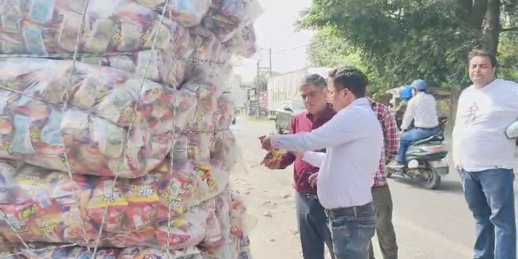 हल्द्वानी में खाद्य सुरक्षा विभाग की छापेमारी, बिना लेबल के नमकीन-सोया से भरी पिकअप सील
