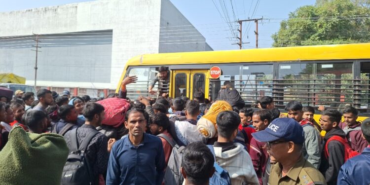 पिथौरागढ़ आर्मी भर्ती: बसों की कमी से हल्द्वानी में उमड़ी युवाओं की भीड़