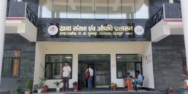फूड लाइसेंस की आड़ में नशे की दवाएं, तीन गिरफ्तार, दो फरार