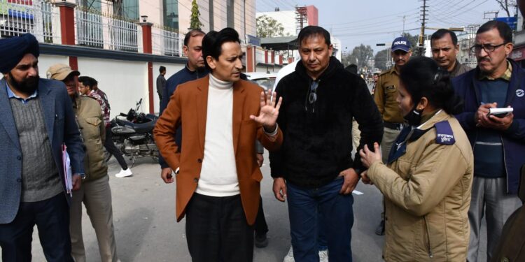 हल्द्वानी में अवैध टैक्सी स्टैंड पर चला प्रशासन का डंडा, आयुक्त ने लिया सख्त एक्शन