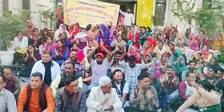 सफाई कर्मियों का अस्थाई कर्मचारियों को हटाने के आदेश के खिलाफ प्रदर्शन