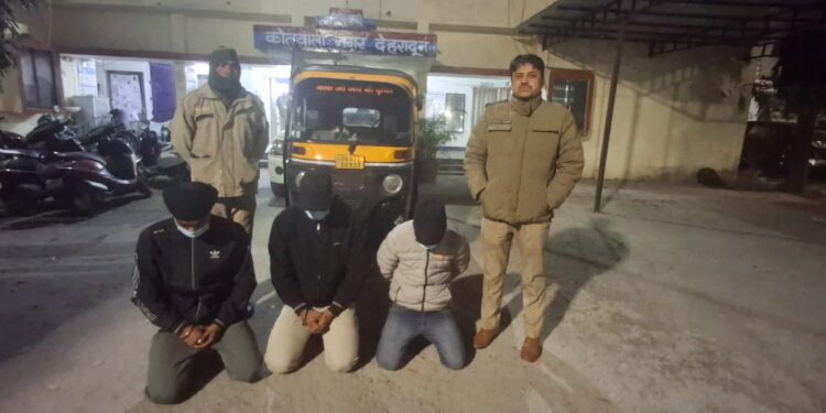 सरेआम गुंडागर्दी करने वाले तीन आरोपियों को पुलिस ने दबोचा, ऑटो वाहन सीज