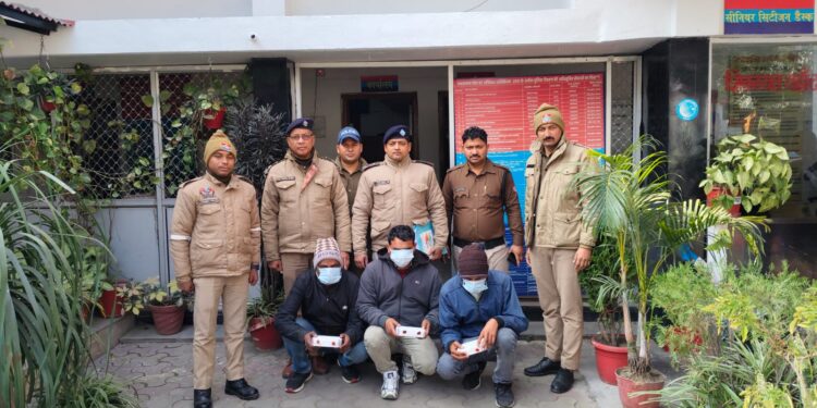 चलती बस में सिलसिलेवार चोरी का खुलासा, पुलिस ने तीन शातिर चोरों को गिरफ्तार कर चोरी के आभूषण किए बरामद