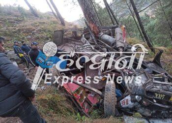 पौड़ी के श्रीनगर क्षेत्र में बस हादसा, SDRF का रेस्क्यू ऑपरेशन जारी