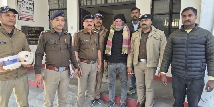 पुलिस की बड़ी कार्रवाई, टेंट हाउस से 5 लाख की चरस और नकदी बरामद, तस्कर गिरफ्तार