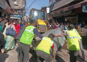 बाज़ार क्षेत्र में चला प्रशासन का बुलडोजर, अतिक्रमणकारियों में हड़कंप