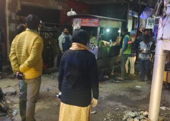 नगर निगम की सख्ती: फुटपाथ कब्जाने वालों पर कार्रवाई, अवैध वाहनों पर चला चालान और सीज का डंडा