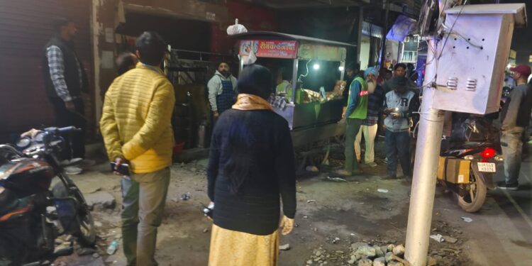 नगर निगम की सख्ती: फुटपाथ कब्जाने वालों पर कार्रवाई, अवैध वाहनों पर चला चालान और सीज का डंडा