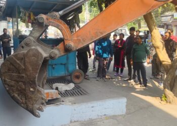 अतिक्रमण पर नगर निगम की सख्ती, फुटपाथ से हटाया गया सामान, वाहनों पर कार्रवाई