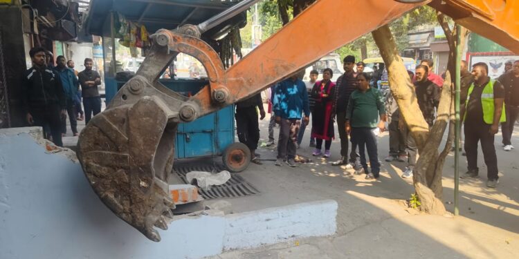 अतिक्रमण पर नगर निगम की सख्ती, फुटपाथ से हटाया गया सामान, वाहनों पर कार्रवाई