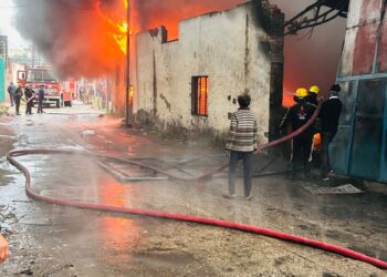 रबड़ गोदाम में भयंकर आग…