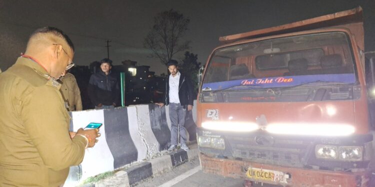 हाईवे पर खड़े ट्रक से बचने की कोशिश में बुलेट सवार गिरे, दो घायल