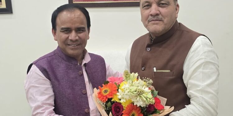 महापौर ने की एसटीएच की आउटसोर्स नर्सों की सेवाएं बहाल करने की मांग
