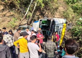 बस के ब्रेक फेल, लेकिन चालक की सूझबूझ से टला बड़ा हादसा