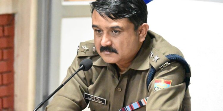 शोरूम में लूटपाट, तोड़फोड़ और मारपीट: तीन आरोपी गिरफ्तार