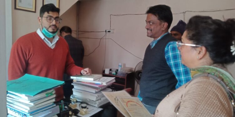 बिना दस्तावेज चल रहे क्लीनिक सील, लाखों का जुर्माना और कड़ी चेतावनी