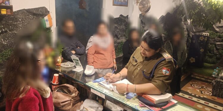 स्पा सेंटरों पर पुलिस की बड़ी कार्रवाई, अनियमितताओं पर जुर्माना और एक सेंटर बंद