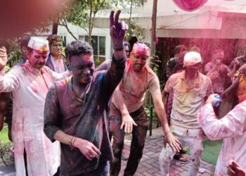 ड्यूटी में रंग, होली में खुशी, SSP प्रहलाद मीणा ने पुलिसकर्मियों के साथ मनाई होली