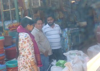 शहर की सफाई व्यवस्था पर नगर निगम की सख्ती, पॉलिथीन जब्त कर तीन दुकानों पर हज़ारो का चालान