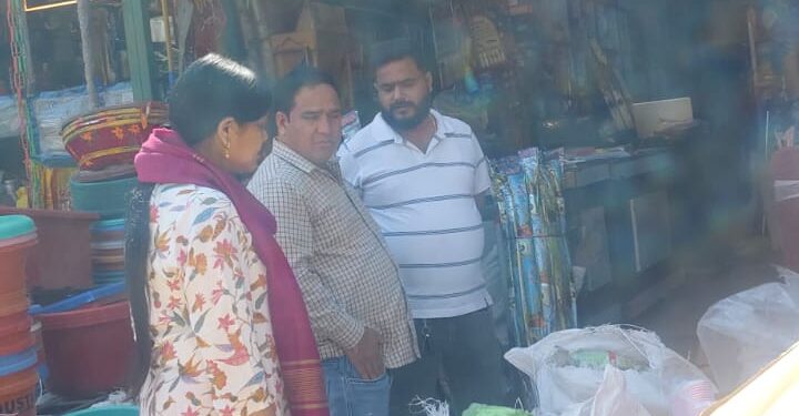 शहर की सफाई व्यवस्था पर नगर निगम की सख्ती, पॉलिथीन जब्त कर तीन दुकानों पर हज़ारो का चालान