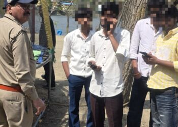 वोटिंग के दौरान स्टंटबाजी, चार युवकों पर पुलिस की कार्रवाई, वीडियो