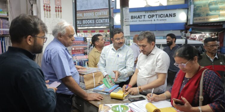 शिक्षा माफियाओं पर जिला प्रशासन का शिकंजा, एक साथ कई बुक डिपो पर छापेमारी