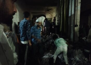 कॉपी के कारखाने में आग, स्थानीय लोगों की तत्परता से बड़ा हादसा टला