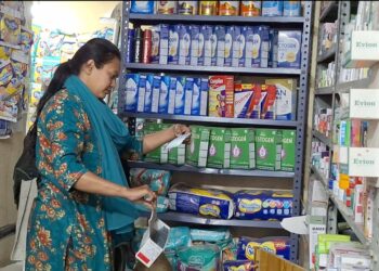 मेडिकल स्टोर्स पर छापेमारी, तीन मेडिकल बंद 