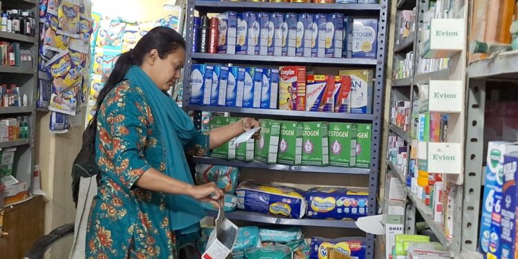 मेडिकल स्टोर्स पर छापेमारी, तीन मेडिकल बंद