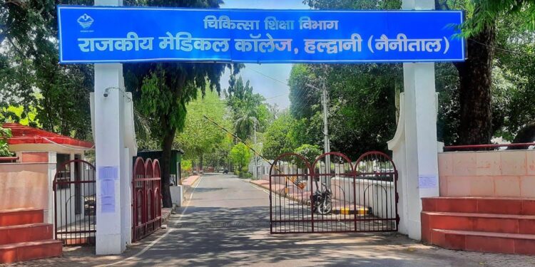 मेडिकल कॉलेज में कुत्तों का आतंक, मुख्य वार्डन ने बधियाकरण की मांग उठाई