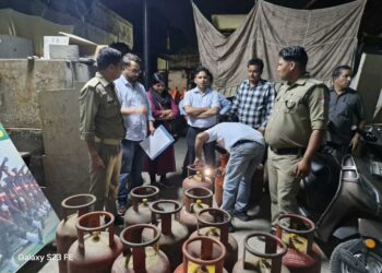 हल्द्वानी और देहरादून में अवैध गैस रिफिलिंग का भंडाफोड़, सिलेंडरों की कालाबाजारी पर प्रशासन सख्त