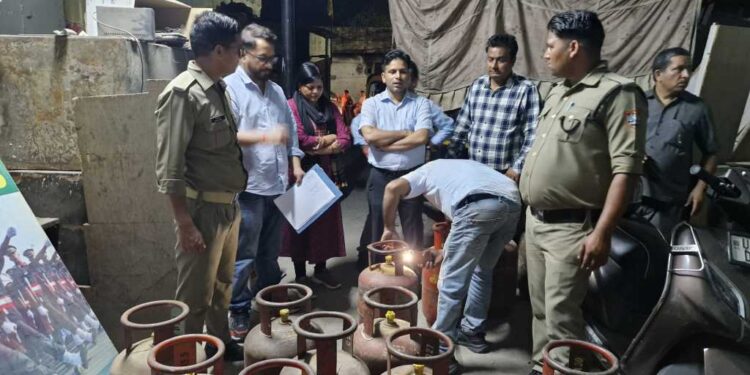 हल्द्वानी और देहरादून में अवैध गैस रिफिलिंग का भंडाफोड़, सिलेंडरों की कालाबाजारी पर प्रशासन सख्त