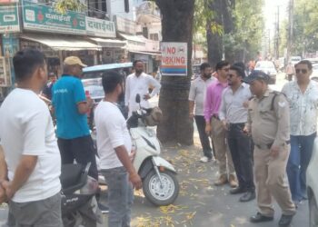 अवैध पार्किंग पर चला प्रशासन का डंडा, 45 चालान और तीन वाहन सीज