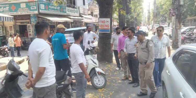 अवैध पार्किंग पर चला प्रशासन का डंडा, 45 चालान और तीन वाहन सीज
