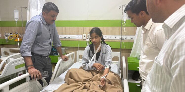 बस पलटी, दो की मौत, 14 घायल, एसएसपी ने अस्पताल पहुंचकर जाना हाल