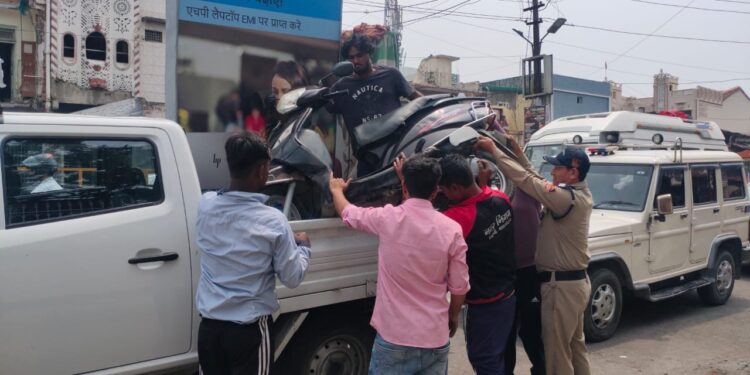 प्रशासन का डंडा, अवैध पार्किंग पर 54 चालान, 5 दोपहिया जब्त